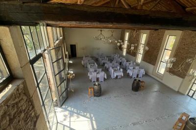 Miniature Location salle Agde (Hérault) - Domaine des Barrettes  #4 Chambre lumineuse avec deux lits simples, un bureau, une armoire en bois et une fenêtre donnant sur un jardin.