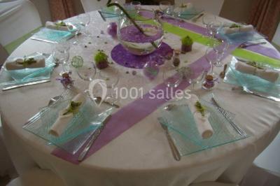 Miniature Location salle Saint-Aubin-sur-Gaillon (Eure) - Château de Beauchêne #6 Cheminée en pierre avec poutres en bois apparentes, ornée d'une composition florale dans une pièce lumineuse.