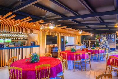 Miniature Location salle Épinay-sous-Sénart (Essonne) - Gaia #2 Plateaux de charcuterie et de fromages variés disposés sur une table avec des accompagnements en petits bols.