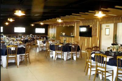 Miniature Location salle Épinay-sous-Sénart (Essonne) - Gaia #5 Plateaux de charcuterie et de fromages variés disposés sur une table avec des accompagnements en petits bols.