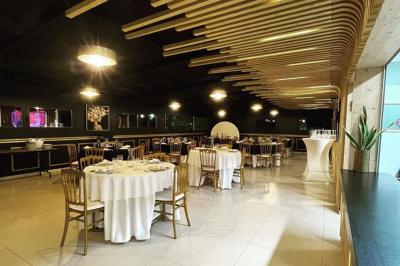 Miniature Location salle Épinay-sous-Sénart (Essonne) - Gaia #3 Plateaux de charcuterie et de fromages variés disposés sur une table avec des accompagnements en petits bols.