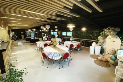 Miniature Location salle Épinay-sous-Sénart (Essonne) - Gaia #4 Plateaux de charcuterie et de fromages variés disposés sur une table avec des accompagnements en petits bols.