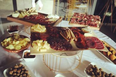 Miniature Location salle Épinay-sous-Sénart (Essonne) - Gaia #13 Plateaux de charcuterie et de fromages variés disposés sur une table avec des accompagnements en petits bols.