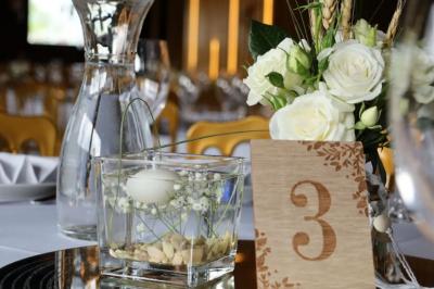 Miniature Location salle Épinay-sous-Sénart (Essonne) - Gaia #10 Plateaux de charcuterie et de fromages variés disposés sur une table avec des accompagnements en petits bols.