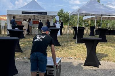 Équipement de sonorisation et d'éclairage installé sur une estrade dans un espace intérieur.