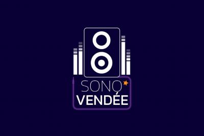 Salle de réception avec éclairage coloré, tables hautes et écran de projection au fond.