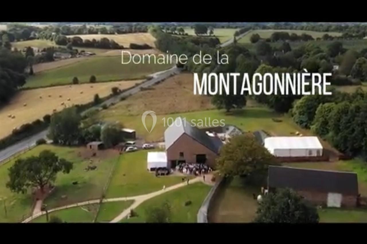 Vue aérienne d'un domaine rural avec bâtiments, espaces verts et tentes, entouré de champs et de routes.