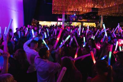 Salle de détente avec fauteuils variés, table basse, tapis géométrique et éclairage tamisé.