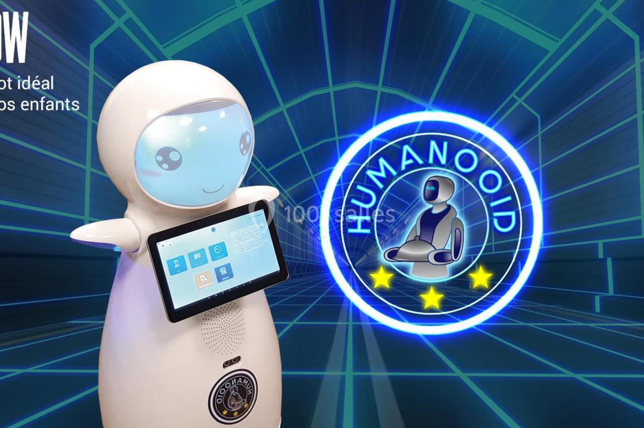 Robot blanc avec écran tactile affichant des icônes, devant un tunnel lumineux et un logo ’Humanoid’ avec trois étoiles.