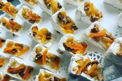 Miniature Traiteur Brebières (Pas-de-Calais) - Maison Lh Traiteur #5 Assiette de légumes rôtis avec pommes de terre violettes, garnie de pousses fraîches et de fleurs comestibles.