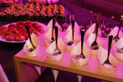 Miniature Traiteur Brebières (Pas-de-Calais) - Maison Lh Traiteur #7 Assiette de légumes rôtis avec pommes de terre violettes, garnie de pousses fraîches et de fleurs comestibles.