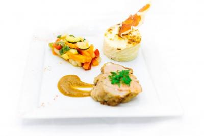 Miniature Traiteur Brebières (Pas-de-Calais) - Maison Lh Traiteur #8 Assiette de légumes rôtis avec pommes de terre violettes, garnie de pousses fraîches et de fleurs comestibles.