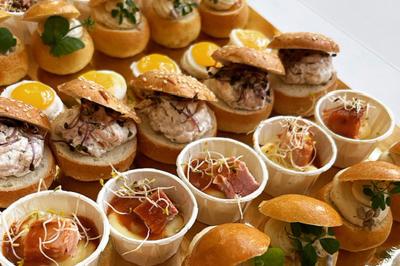 Miniature Traiteur Brebières (Pas-de-Calais) - Maison Lh Traiteur #9 Assiette de légumes rôtis avec pommes de terre violettes, garnie de pousses fraîches et de fleurs comestibles.