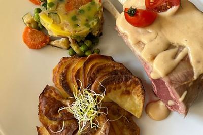 Miniature Traiteur Brebières (Pas-de-Calais) - Maison Lh Traiteur #11 Assiette de légumes rôtis avec pommes de terre violettes, garnie de pousses fraîches et de fleurs comestibles.