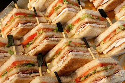 Miniature Traiteur Brebières (Pas-de-Calais) - Maison Lh Traiteur #14 Assiette de légumes rôtis avec pommes de terre violettes, garnie de pousses fraîches et de fleurs comestibles.