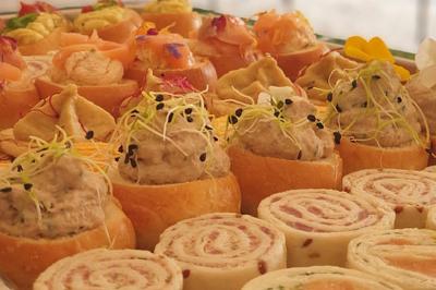 Miniature Traiteur Brebières (Pas-de-Calais) - Maison Lh Traiteur #17 Assiette de légumes rôtis avec pommes de terre violettes, garnie de pousses fraîches et de fleurs comestibles.