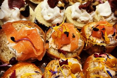 Miniature Traiteur Brebières (Pas-de-Calais) - Maison Lh Traiteur #19 Assiette de légumes rôtis avec pommes de terre violettes, garnie de pousses fraîches et de fleurs comestibles.