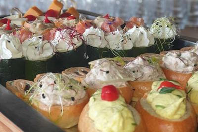 Miniature Traiteur Brebières (Pas-de-Calais) - Maison Lh Traiteur #20 Assiette de légumes rôtis avec pommes de terre violettes, garnie de pousses fraîches et de fleurs comestibles.