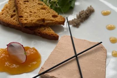 Miniature Traiteur Brebières (Pas-de-Calais) - Maison Lh Traiteur #22 Assiette de légumes rôtis avec pommes de terre violettes, garnie de pousses fraîches et de fleurs comestibles.