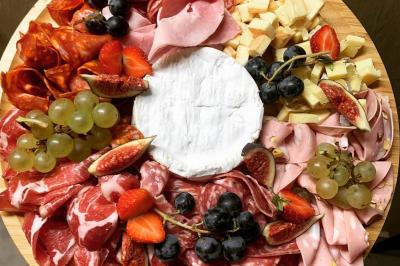 Miniature Traiteur Brebières (Pas-de-Calais) - Maison Lh Traiteur #33 Assiette de légumes rôtis avec pommes de terre violettes, garnie de pousses fraîches et de fleurs comestibles.