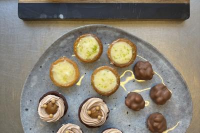 Miniature Traiteur Brebières (Pas-de-Calais) - Maison Lh Traiteur #34 Assiette de légumes rôtis avec pommes de terre violettes, garnie de pousses fraîches et de fleurs comestibles.