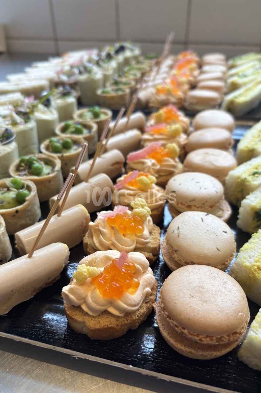 Plateau de bouchées salées et sucrées comprenant macarons, canapés, roulés et amuse-bouches variés.