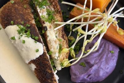 Miniature Traiteur Brebières (Pas-de-Calais) - Maison Lh Traiteur #39 Assiette de légumes rôtis avec pommes de terre violettes, garnie de pousses fraîches et de fleurs comestibles.