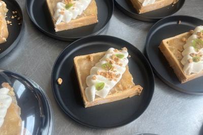 Miniature Traiteur Brebières (Pas-de-Calais) - Maison Lh Traiteur #41 Assiette de légumes rôtis avec pommes de terre violettes, garnie de pousses fraîches et de fleurs comestibles.