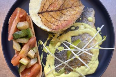 Miniature Traiteur Brebières (Pas-de-Calais) - Maison Lh Traiteur #42 Assiette de légumes rôtis avec pommes de terre violettes, garnie de pousses fraîches et de fleurs comestibles.