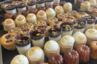 Miniature Traiteur Brebières (Pas-de-Calais) - Maison Lh Traiteur #43 Assiette de légumes rôtis avec pommes de terre violettes, garnie de pousses fraîches et de fleurs comestibles.