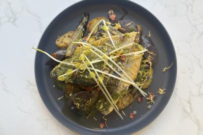 Miniature Traiteur Brebières (Pas-de-Calais) - Maison Lh Traiteur #44 Assiette de légumes rôtis avec pommes de terre violettes, garnie de pousses fraîches et de fleurs comestibles.