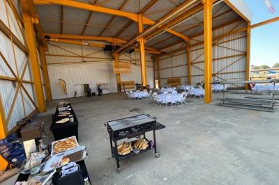 Miniature Traiteur Brebières (Pas-de-Calais) - Maison Lh Traiteur #3 Assiette de légumes rôtis avec pommes de terre violettes, garnie de pousses fraîches et de fleurs comestibles.