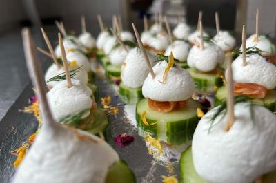Miniature Traiteur Brebières (Pas-de-Calais) - Maison Lh Traiteur #4 Assiette de légumes rôtis avec pommes de terre violettes, garnie de pousses fraîches et de fleurs comestibles.
