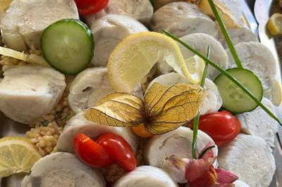 Miniature Traiteur Brebières (Pas-de-Calais) - Maison Lh Traiteur #12 Assiette de légumes rôtis avec pommes de terre violettes, garnie de pousses fraîches et de fleurs comestibles.