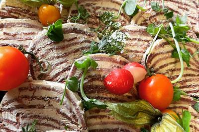 Miniature Traiteur Brebières (Pas-de-Calais) - Maison Lh Traiteur #15 Assiette de légumes rôtis avec pommes de terre violettes, garnie de pousses fraîches et de fleurs comestibles.