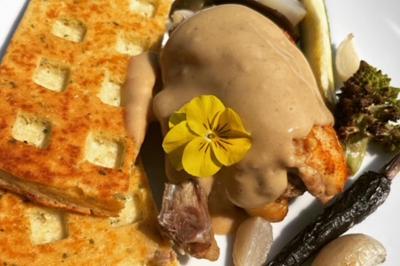 Miniature Traiteur Brebières (Pas-de-Calais) - Maison Lh Traiteur #23 Assiette de légumes rôtis avec pommes de terre violettes, garnie de pousses fraîches et de fleurs comestibles.