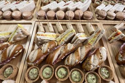 Miniature Traiteur Brebières (Pas-de-Calais) - Maison Lh Traiteur #26 Assiette de légumes rôtis avec pommes de terre violettes, garnie de pousses fraîches et de fleurs comestibles.