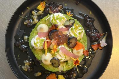 Miniature Traiteur Brebières (Pas-de-Calais) - Maison Lh Traiteur #29 Assiette de légumes rôtis avec pommes de terre violettes, garnie de pousses fraîches et de fleurs comestibles.