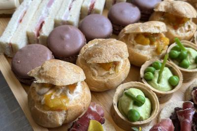 Miniature Traiteur Brebières (Pas-de-Calais) - Maison Lh Traiteur #31 Assiette de légumes rôtis avec pommes de terre violettes, garnie de pousses fraîches et de fleurs comestibles.