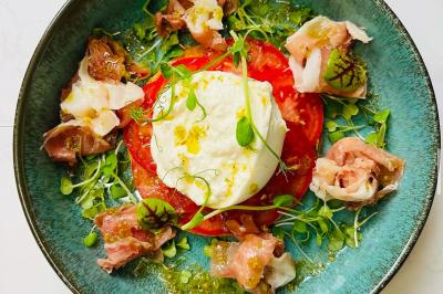 Miniature Traiteur Brebières (Pas-de-Calais) - Maison Lh Traiteur #35 Assiette de légumes rôtis avec pommes de terre violettes, garnie de pousses fraîches et de fleurs comestibles.