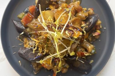 Miniature Traiteur Brebières (Pas-de-Calais) - Maison Lh Traiteur #45 Assiette de légumes rôtis avec pommes de terre violettes, garnie de pousses fraîches et de fleurs comestibles.