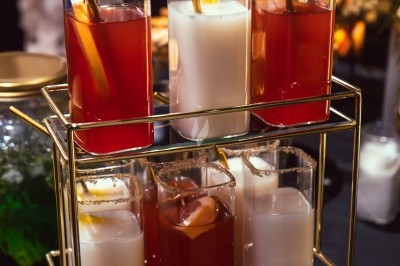 Buffet avec plats variés, incluant viandes grillées garnies de citron et légumes frais en présentation colorée.