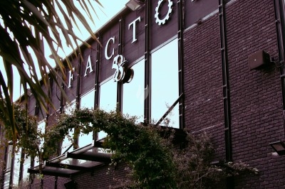 Buffet avec plats variés, incluant viandes grillées garnies de citron et légumes frais en présentation colorée.