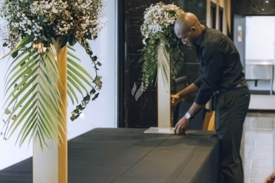 Buffet avec plats variés, incluant viandes grillées garnies de citron et légumes frais en présentation colorée.