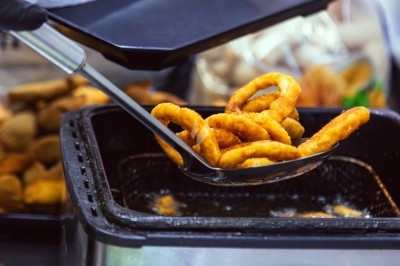 Buffet avec plats variés, incluant viandes grillées garnies de citron et légumes frais en présentation colorée.