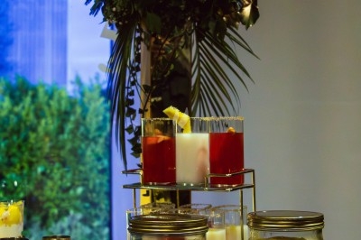 Buffet avec plats variés, incluant viandes grillées garnies de citron et légumes frais en présentation colorée.