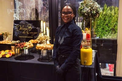 Miniature Traiteur Arpajon (Essonne) - Délices du Congo #43 Buffet varié avec plats de viande grillée, légumes frais et charcuterie, présenté dans des plats en métal.