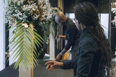 Miniature Traiteur Arpajon (Essonne) - Délices du Congo #49 Buffet varié avec plats de viande grillée, légumes frais et charcuterie, présenté dans des plats en métal.