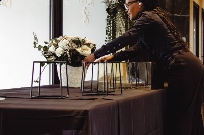 Miniature Traiteur Arpajon (Essonne) - Délices du Congo #50 Buffet varié avec plats de viande grillée, légumes frais et charcuterie, présenté dans des plats en métal.