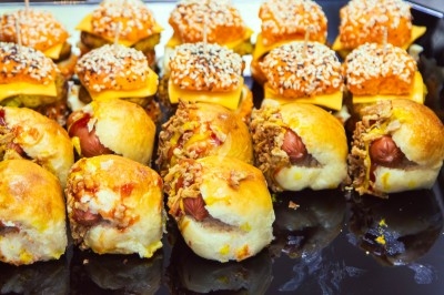 Miniature Traiteur Arpajon (Essonne) - Délices du Congo #53 Buffet varié avec plats de viande grillée, légumes frais et charcuterie, présenté dans des plats en métal.